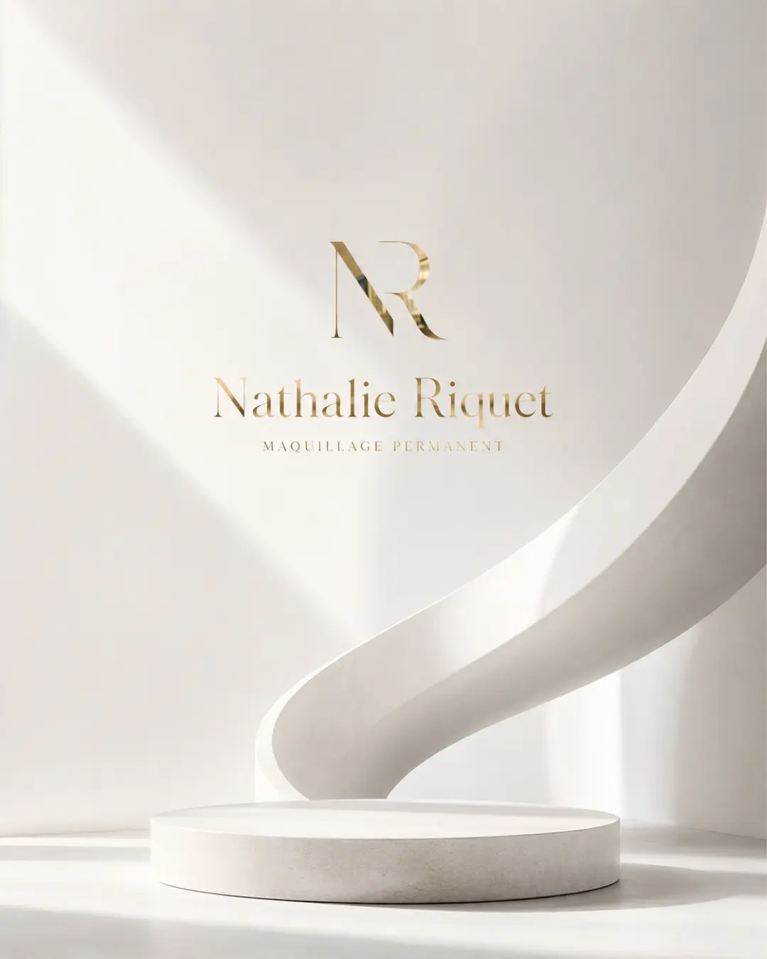 Architecture courbe blanche et or de l’univers Nathalie Riquet