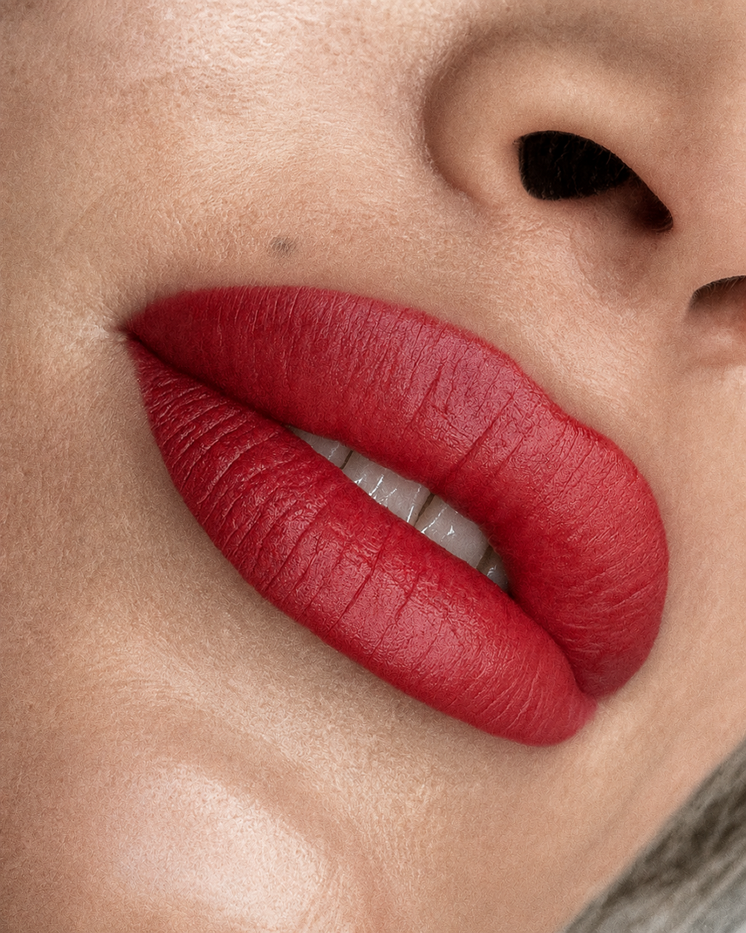 Maquillage permanent des lèvres photographié en gros plan dans des tons ivoire et champagne