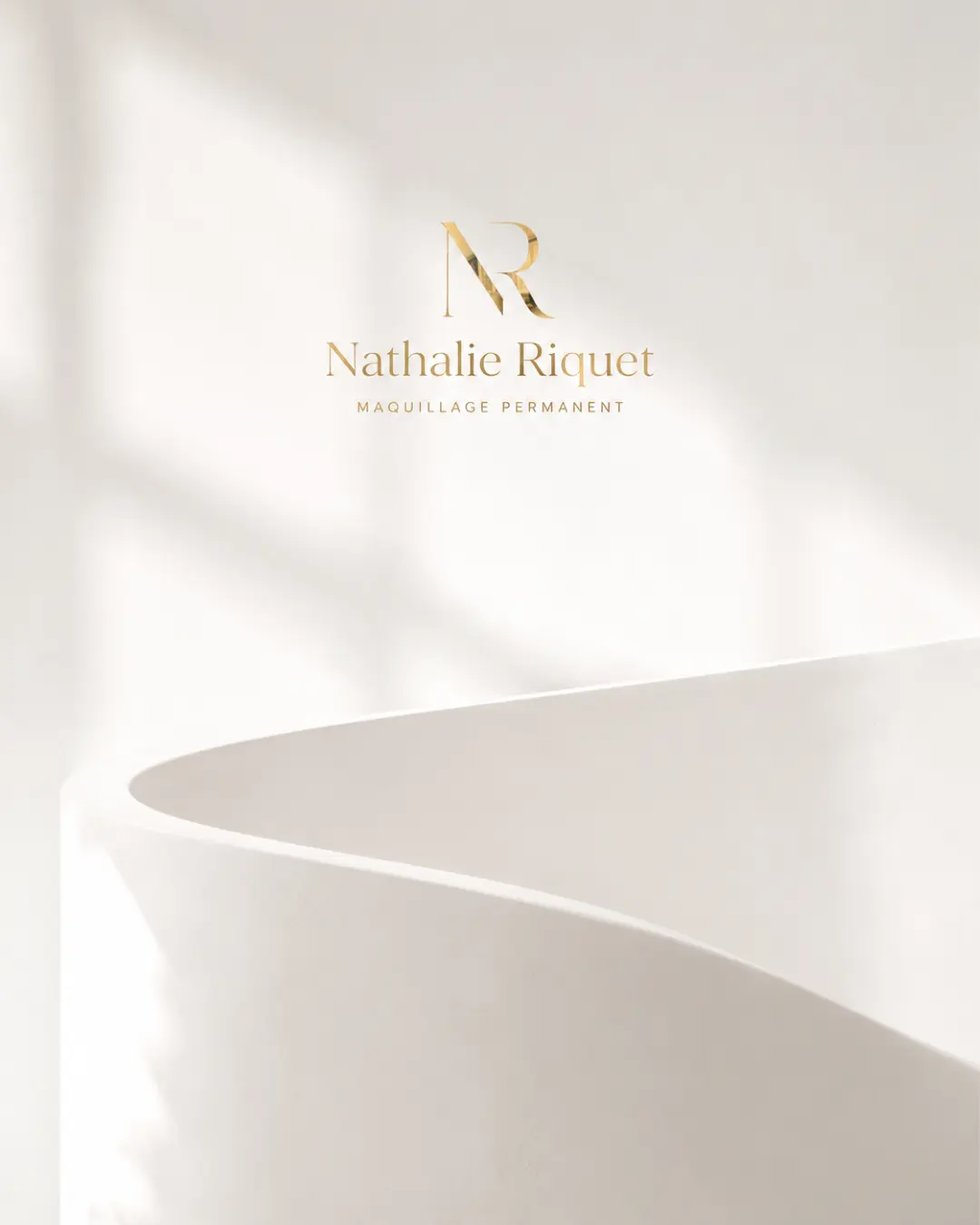 Architecture courbe blanche et or de Nathalie Riquet